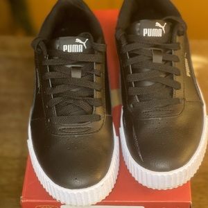 Women’s carina puma’s size 7